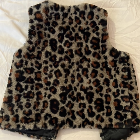 NWOT, Girls Cat & Jack, cheetah faux fur vest, size 8-10 - Picture 3 of 3